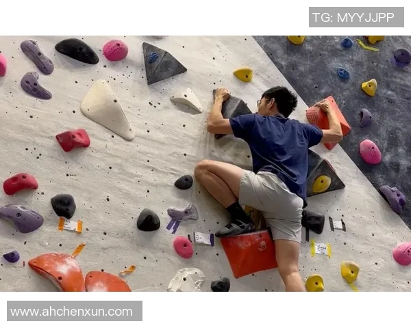 西安攀岩队的包夹战术解析与攀岩热点发展探讨 西安攀岩队的包夹战术解析与攀岩热点发展探讨